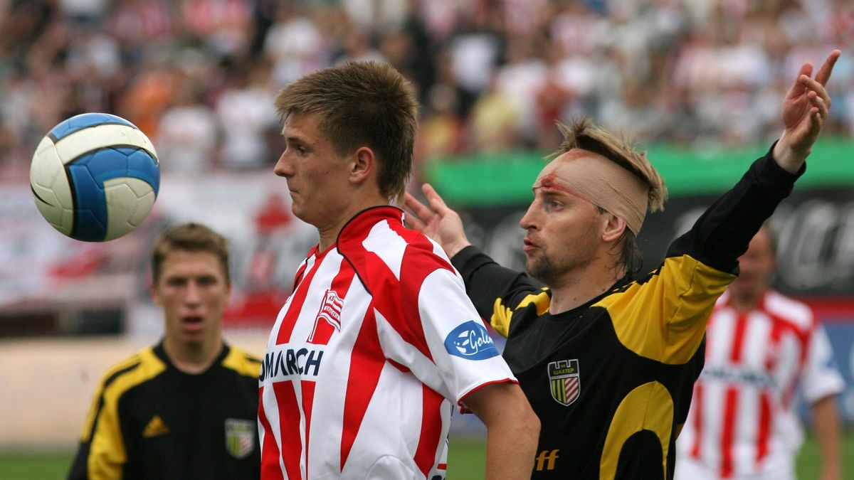 mecz Pucharu Intertoto Cracovia - Szachtior Soligorsk: Marcin Krzywicki (z lewej) oraz Siergiej Kowalczuk (z prawej)