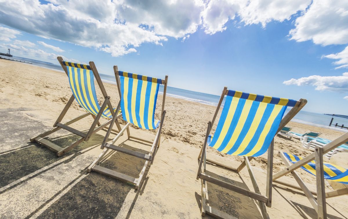 Bournemouth słynie z charakterystycznych żółto-niebieskich leżaków