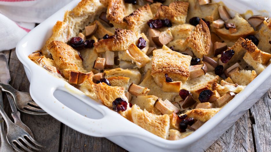 Świąteczny pudding chlebowy z suszonymi owocami