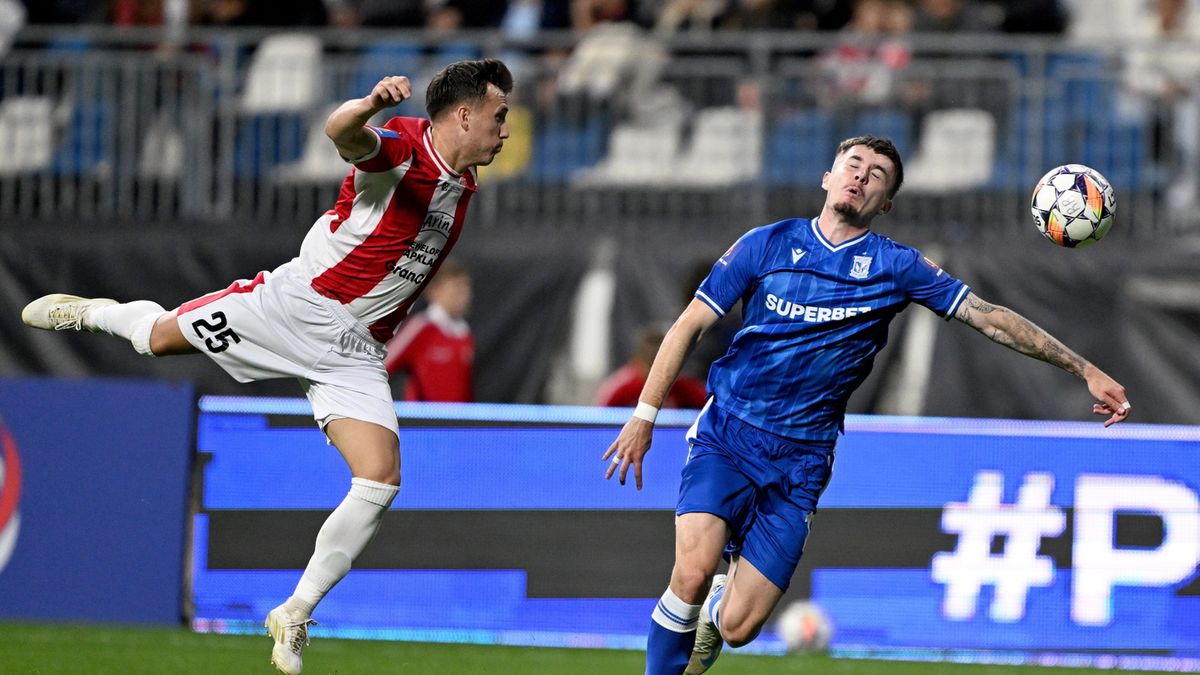 PAP / Darek Delmanowicz  / Na zdjęciu: piłkarz Resovii Rzeszów Gracjan Jaroch (L) i Patrik Walemark (P) z Lecha Poznań podczas meczu 1. rundy Pucharu Polski