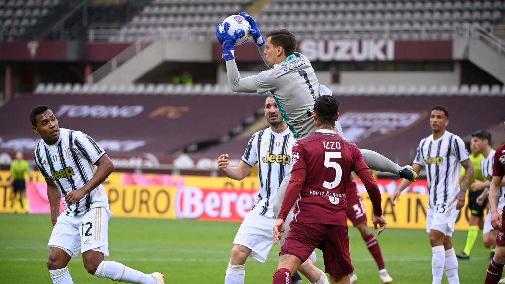 Wojciech Szczęsny interweniuje w polu karnym