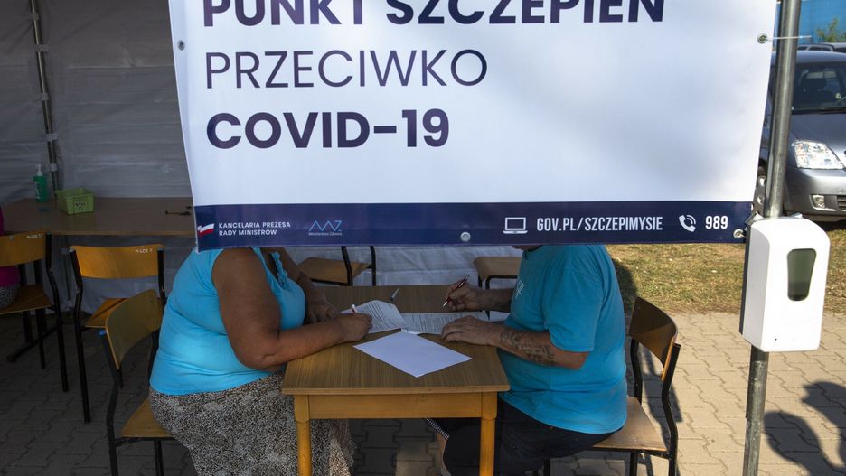 Szczepienia przeciwko COVID-19. Lawinowo rośnie liczba niszczonych dawek szczepionek