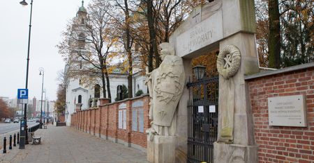 Wszystkich Świętych 2020. Kwesta zamiast na Powązkach będzie prowadzona w internecie