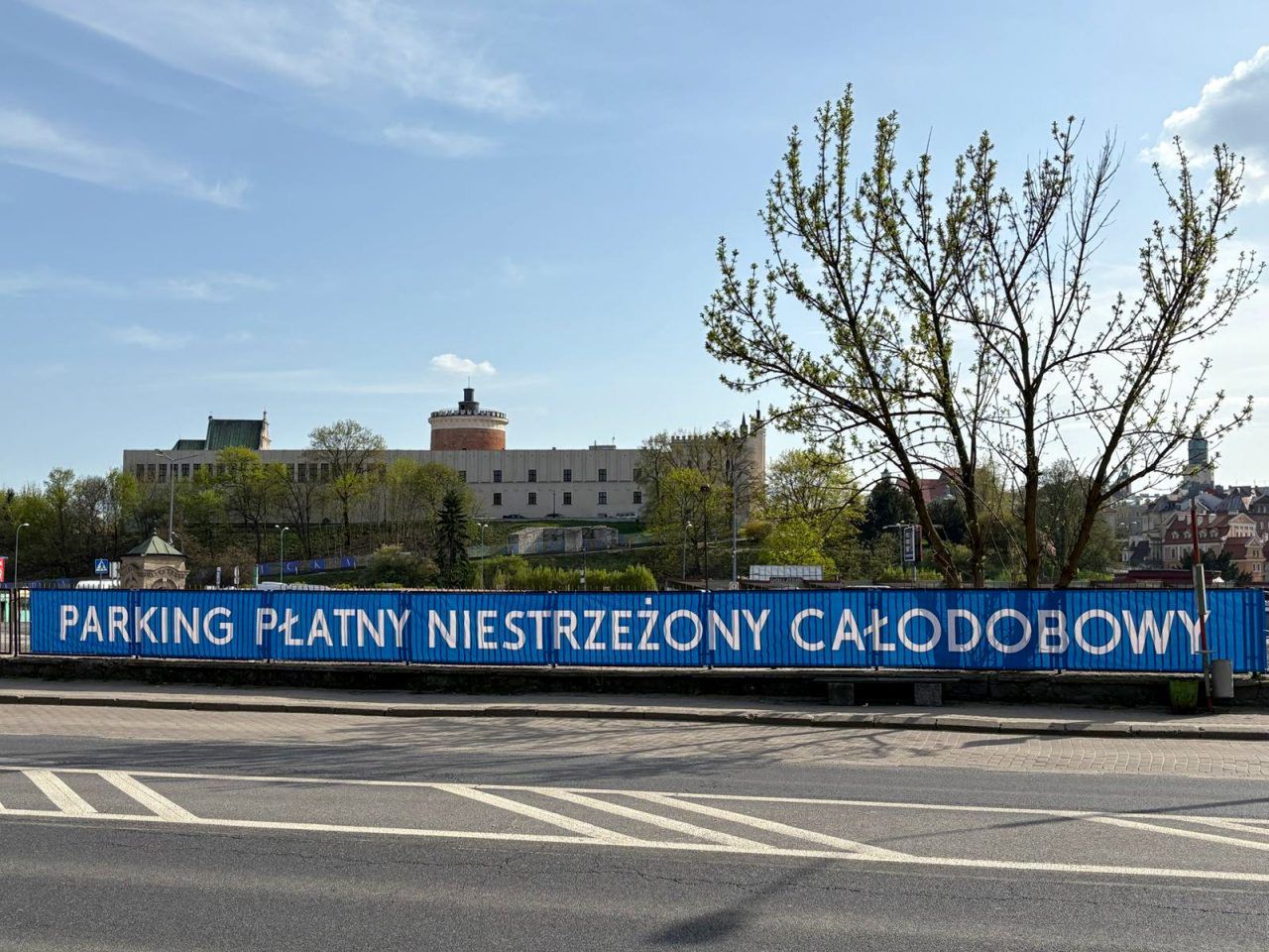 Kiedyś targowisko, teraz jest tu parking dla około 100 pojazdów