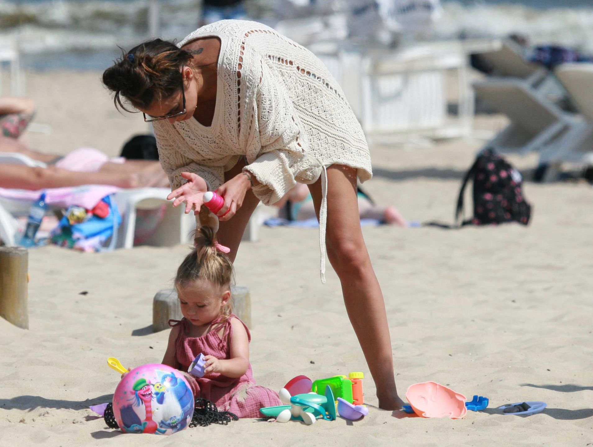 Natalia Siwiec na plaży z córeczką