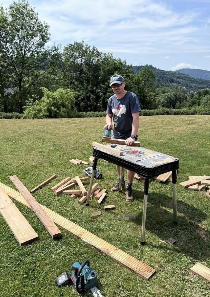 Adam Małysz majsterkuje w ogrodzie