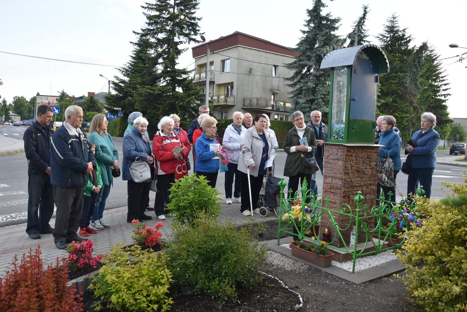 &#34;Majówka&#34; przy kapliczce Matki Bożej Fatimskiej na ul. Mostowej w Tarnowie. Codziennie, niezależnie od pogody, wieczorem gromadzi się przy niej kilkadziesiąt osób