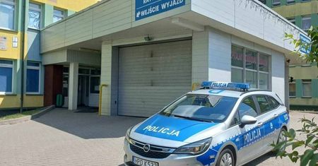 Policjanci eskortują mężczyznę z obciętym palcem przez 20 km do szpitala