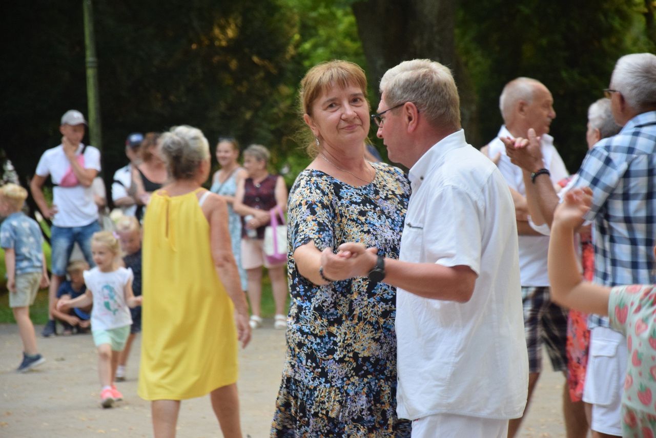 Gorlice: Impreza w Parku Miejskim. Na parkiecie przy tężni coraz więcej imprezowiczów