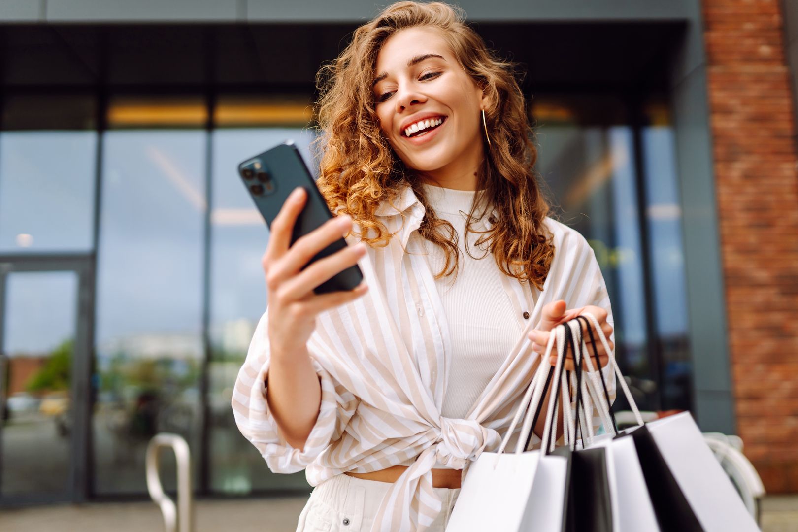 Co Polacy kupują w sieci? W koszykach królują moda i kosmetyki