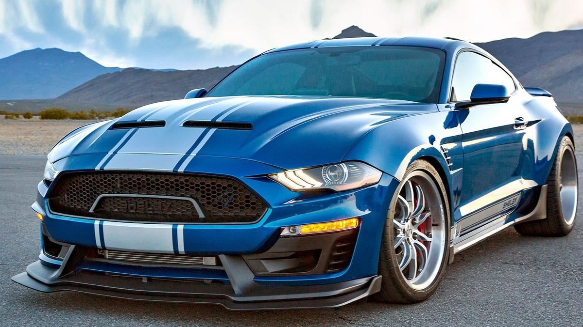Najnowsze dzieło Shelby prezentuje się bardzo agresywnie. Seryjny Mustang to przy Super Snake'u łagodny kucyk.