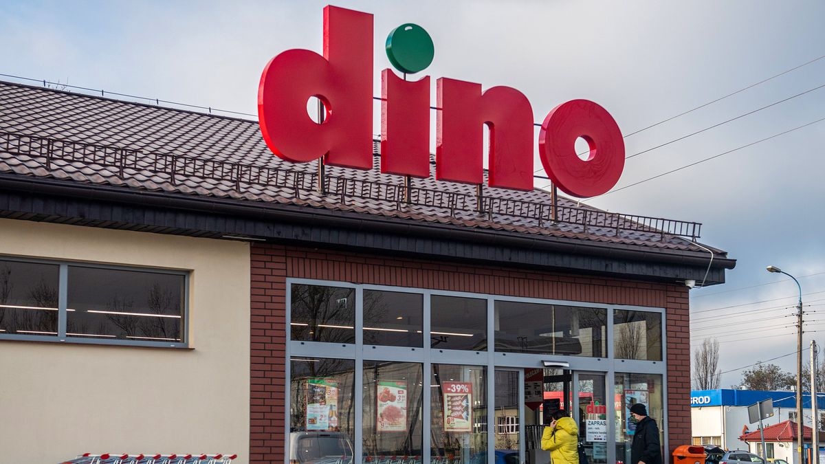 Billionaire Owned Dino Polska SA Stores Thrive on PandemicBloombergpolish, european, e.u., eu, euro members, poland economy, consumer goods, retail, food stores supermarke, business news, industries, consumer goods, retailing, emea