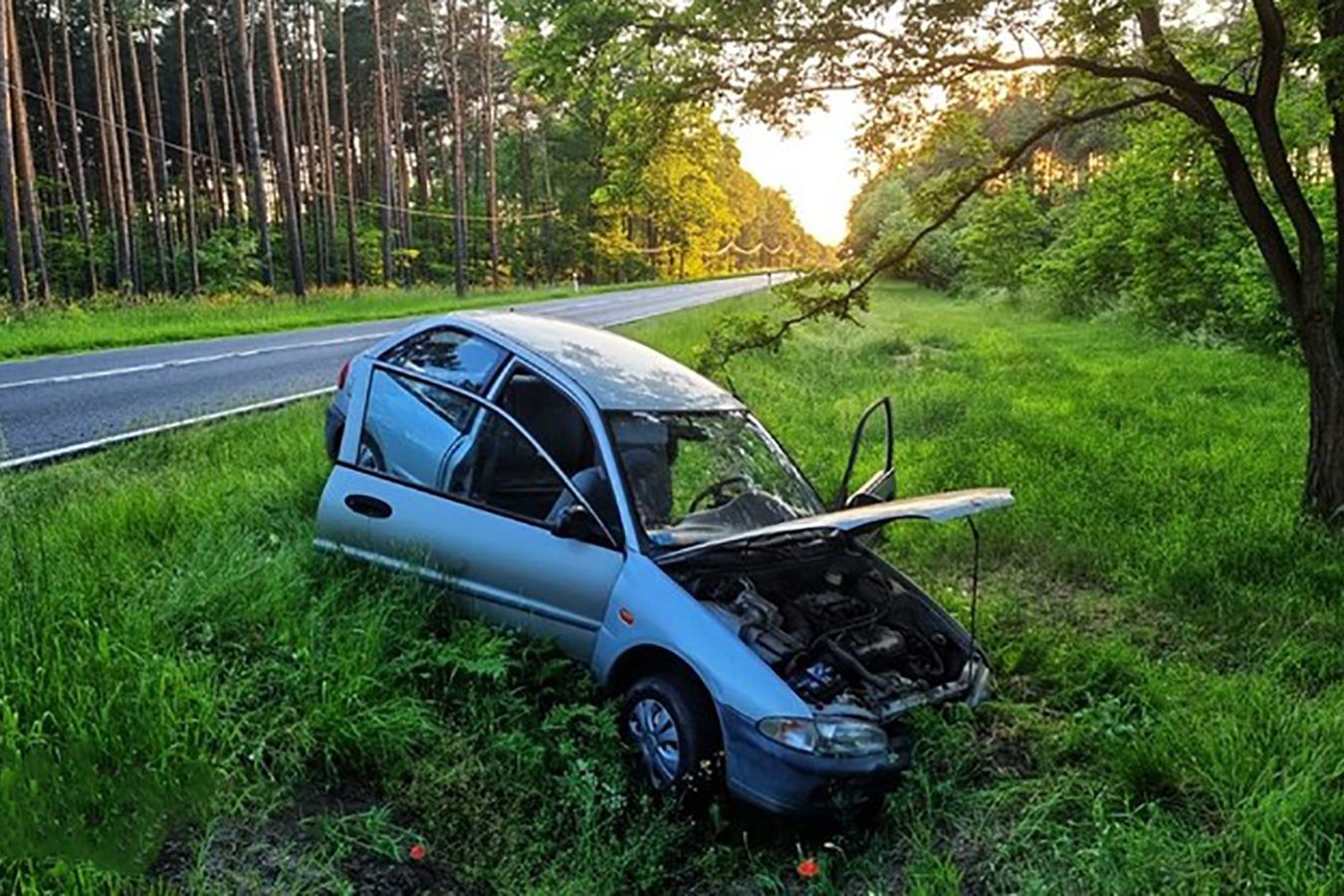 14-letni kierujący stracił panowanie nad samochodem i zjechał do rowu