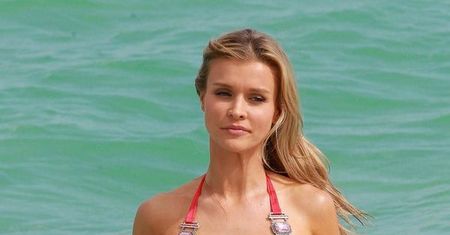 Joanna Krupa pląsa wśród fal niczym morska bogini!