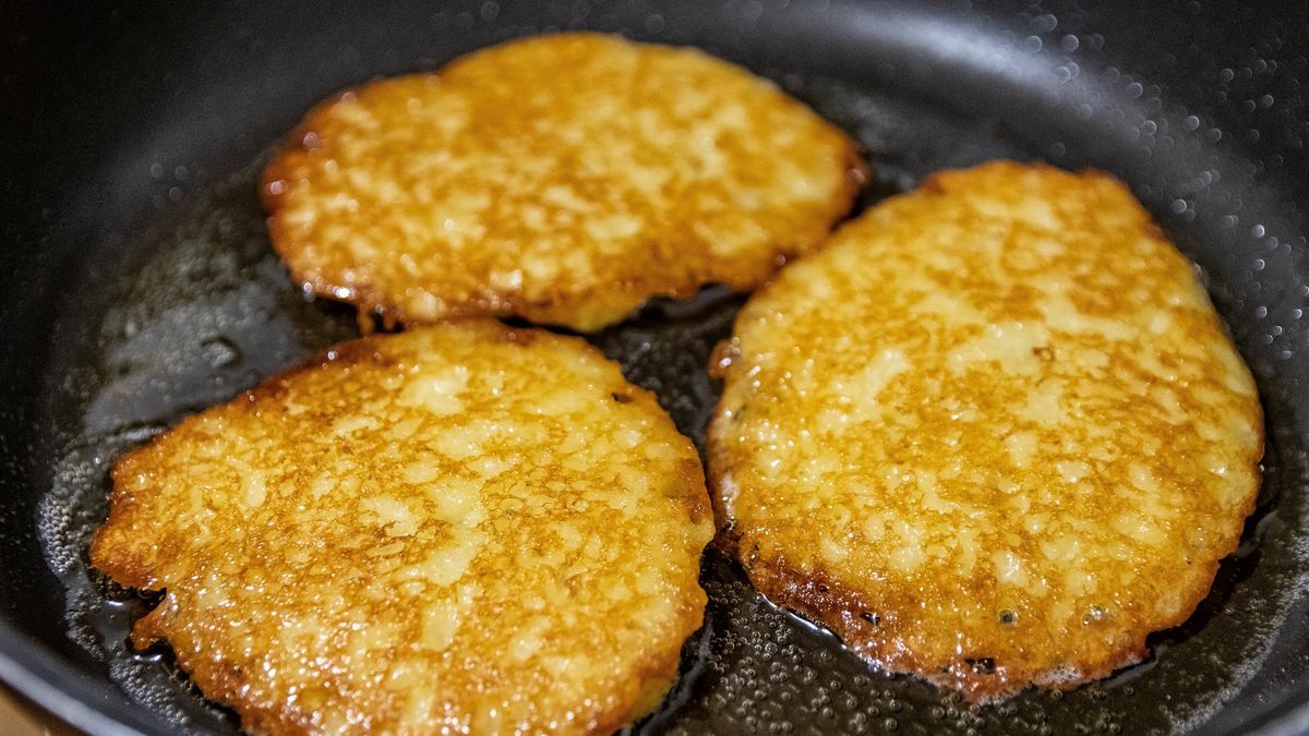 Nie musisz dodawać mąki i jajek do placów ziemniaczanych. Chrupiące i pyszne zrobisz z zaledwie dwóch składników