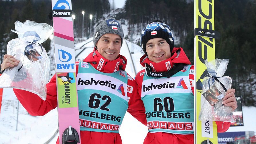 Na zdjęciu od lewej Piotr Żyła i Kamil Stoch Polacy cieszą się z miejsc na podium w Engelbergu w 2018 roku