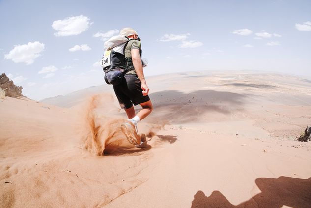 Aleksander Zaremba na jednym z etapów "Maratonu Piasków" 2023 (źródło: "Marathon des Sables" - zdjęcia organizatora)