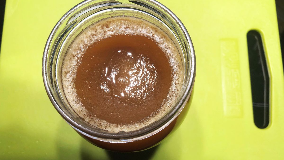 Co oznacza biały nalot na miodzie?