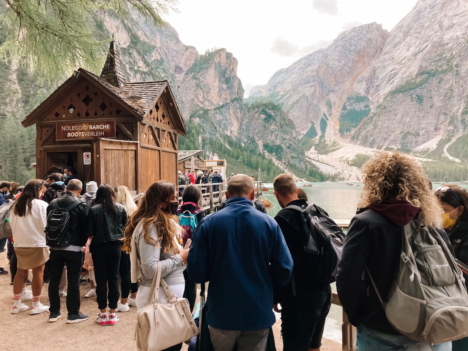 Kolejka do wynajęcia łódek nad Lago di Braies w sierpniu 2021 roku