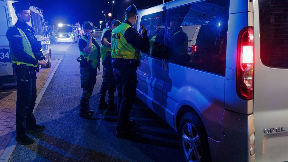 Kołbaskowo, 07.07.2025. Patrol policji przeprowadza kontrolę na polsko-niemieckim przejściu granicznym w Kołbaskowie, 7 bm. Od północy weszły w życie czasowe selektywne kontrole na granicy polsko-niemieckiej oraz polsko-litewskiej. (jm/amb) PAP/Jerzy Muszyński