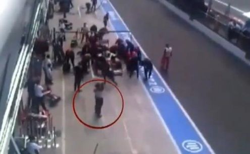 Groźny wypadek w boksach HRT podczas GP Włoch [wideo]