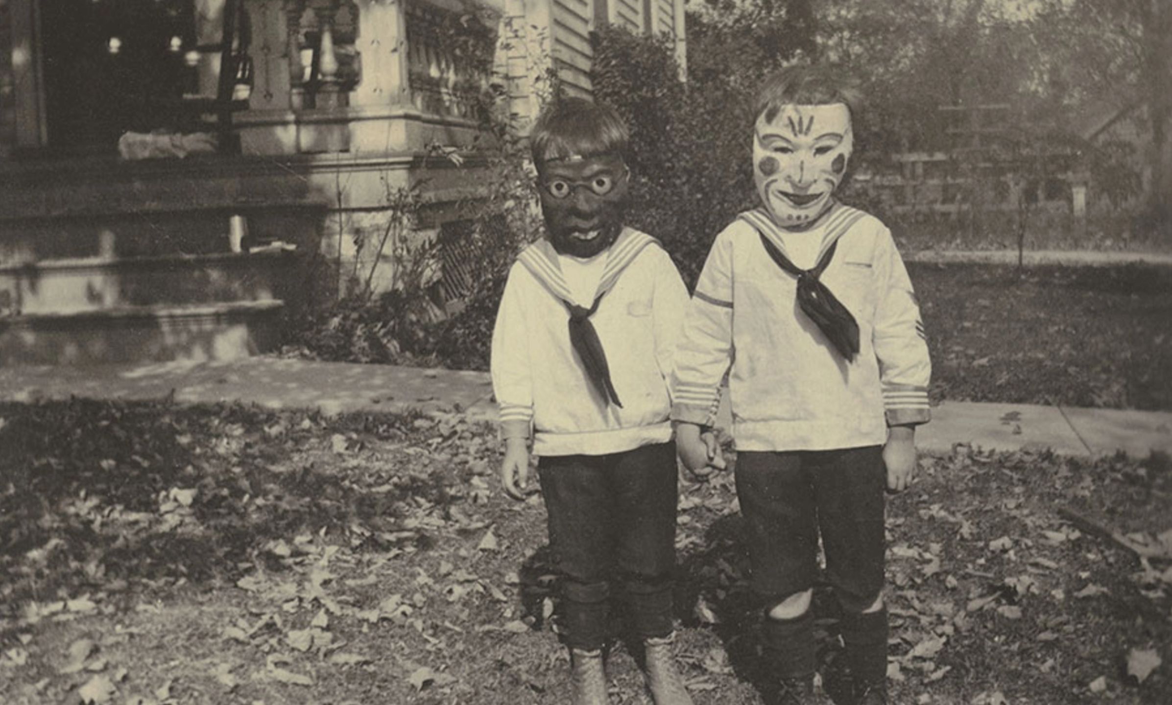 Stuletnie zdjęcia upiornych kostiumów na Halloween