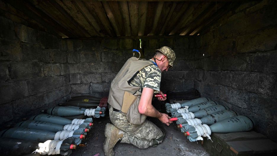 Ukraiński żołnierz przygotowuje amunicję do moździerzy / zdj. ilustracyjne