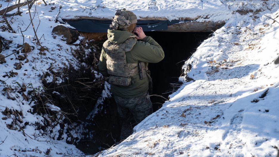A Ukrainian serviceman of the 12th Special Operations Brigade 'Azov' stands at the entrance of a trench at an undisclosed location near the frontline city of Toretsk, Donetsk region, eastern Ukraine, 14 December 2024, amid the Russian invasion. EPA/MARIA SENOVILLA Dostawca: PAP/EPA.