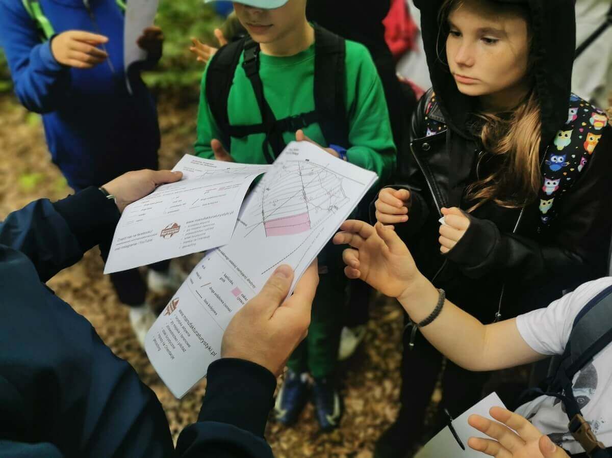 dzieci, spacer z przewodnikiem