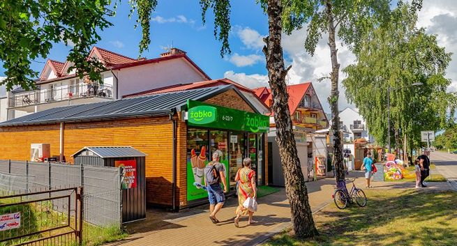 Żabka wychodzi w plener. Otwiera na wakacje ponad 100 nowych sklepów