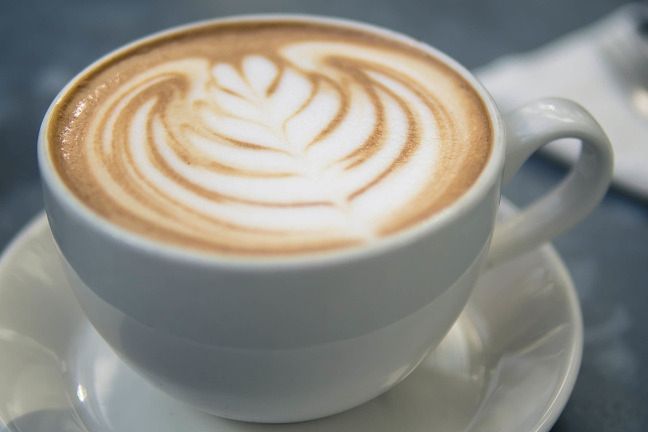 Kawa przyspiesza przemianę materii, jednak nie należy pić jej bezpośrednio przed treningiem