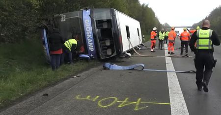 Wypadek autokaru w Niemczech. Rannych 27 dzieci
