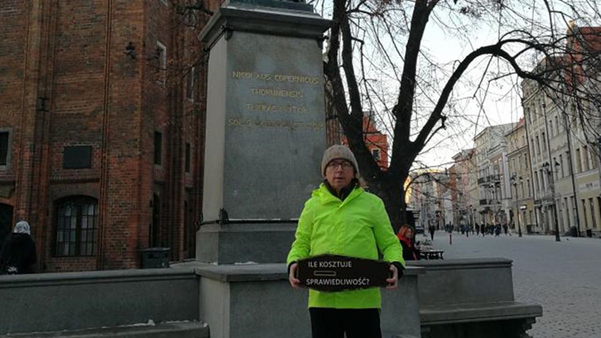 Człowiek z trumną przechadza się po Toruniu