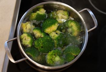 Jak gotować brokuły? Dorzuć szczyptę do osolonej wody, a nie stracą zielonego koloru