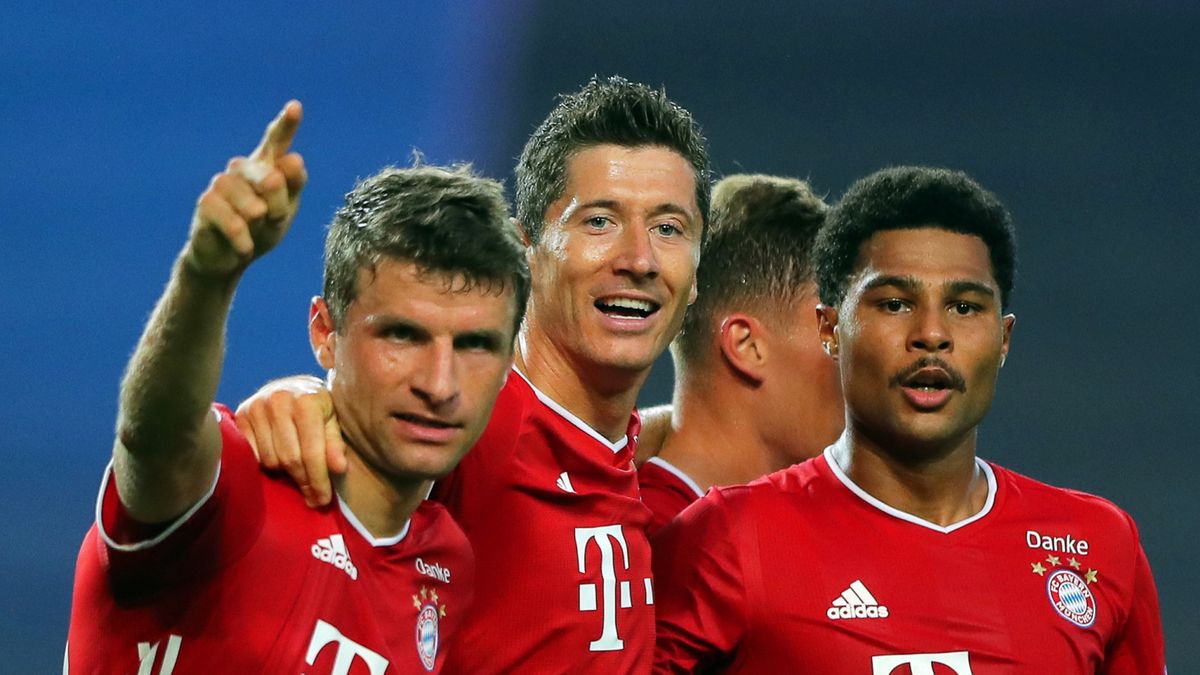 Robert Lewandowski i piłkarze Bayernu cieszą się z bramki