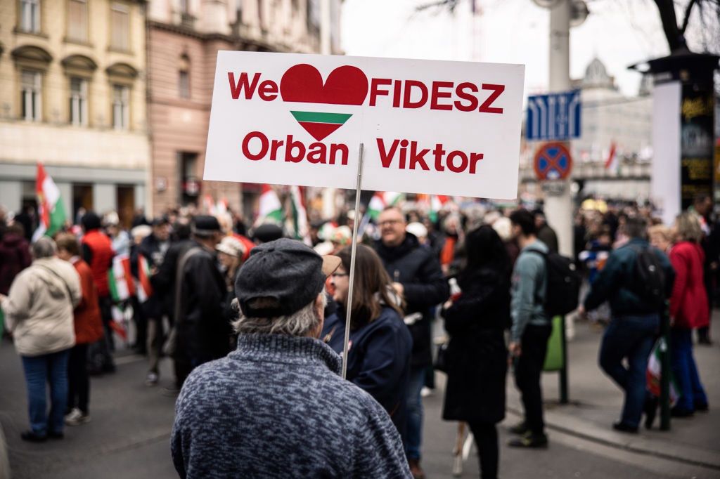 Zwolennik Orbana i partii Fidesz na jednym z wieców 