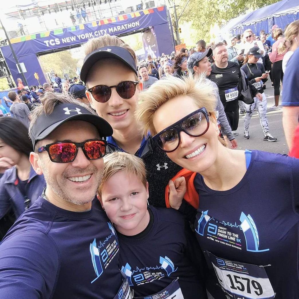 Maciej Kurzajewski i Paulina Smaszcz z synami