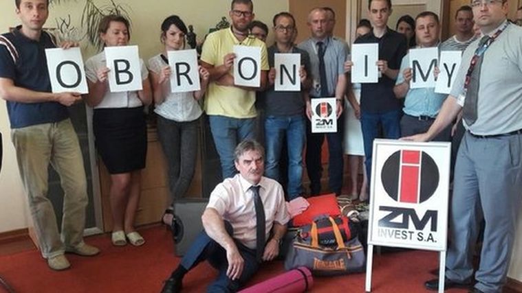 Prezes Leon Marciniec (na dole) w towarzystwie pracowników w czasie okupacji siedziby spółki.