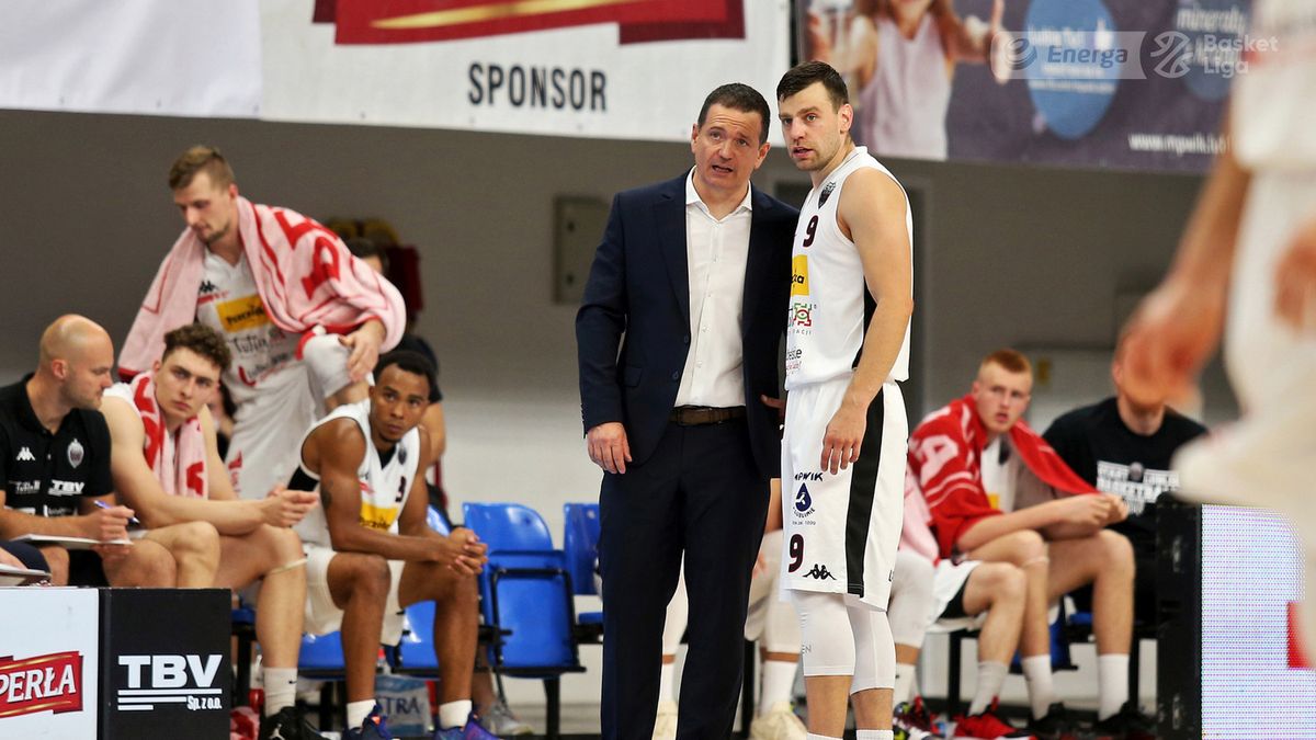 Materiały prasowe / Andrzej Romański / Energa Basket Liga / Na zdjęciu: trener David Dedek i Kamil Łączyński