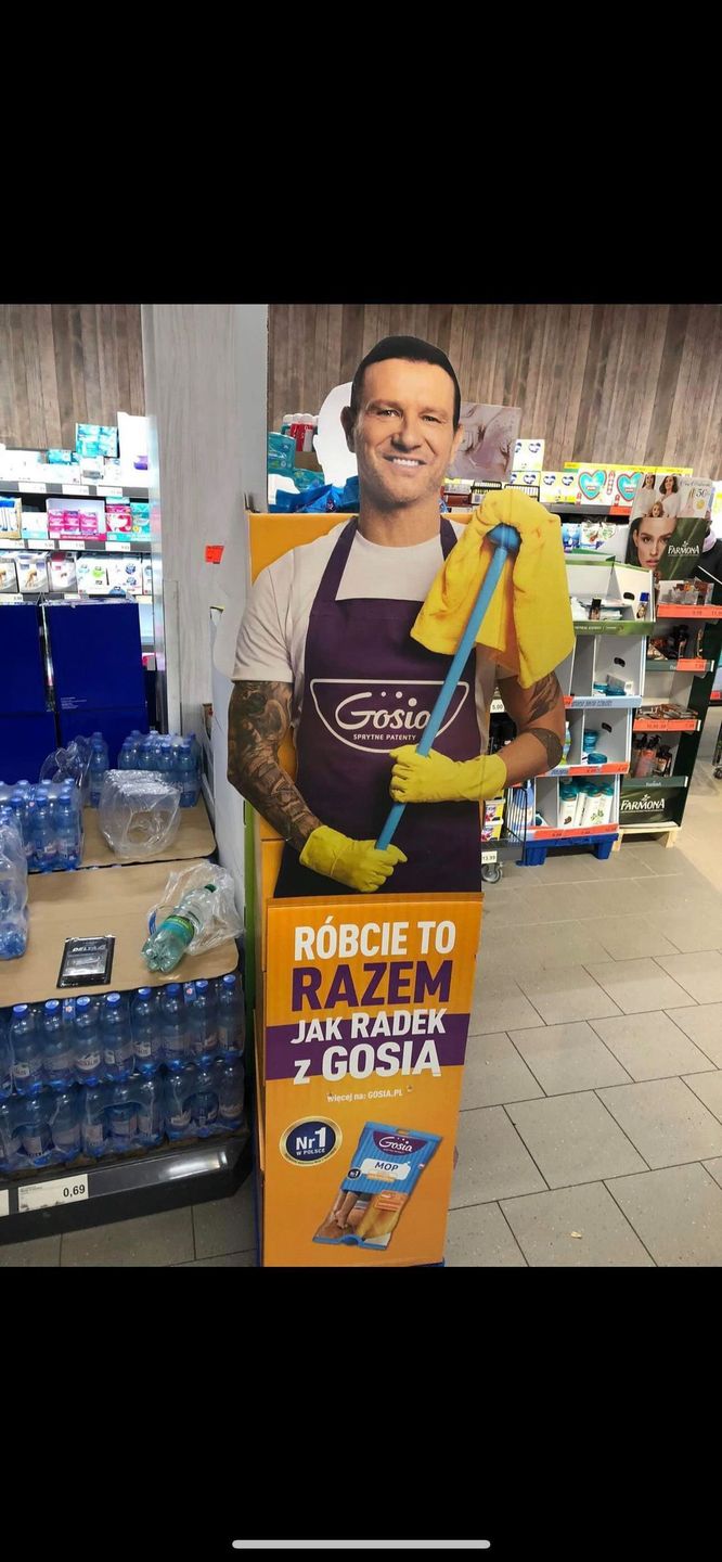 Radek Majdan reklamuje szmatki i mopy Gosi (fot. Jastrząb Post)