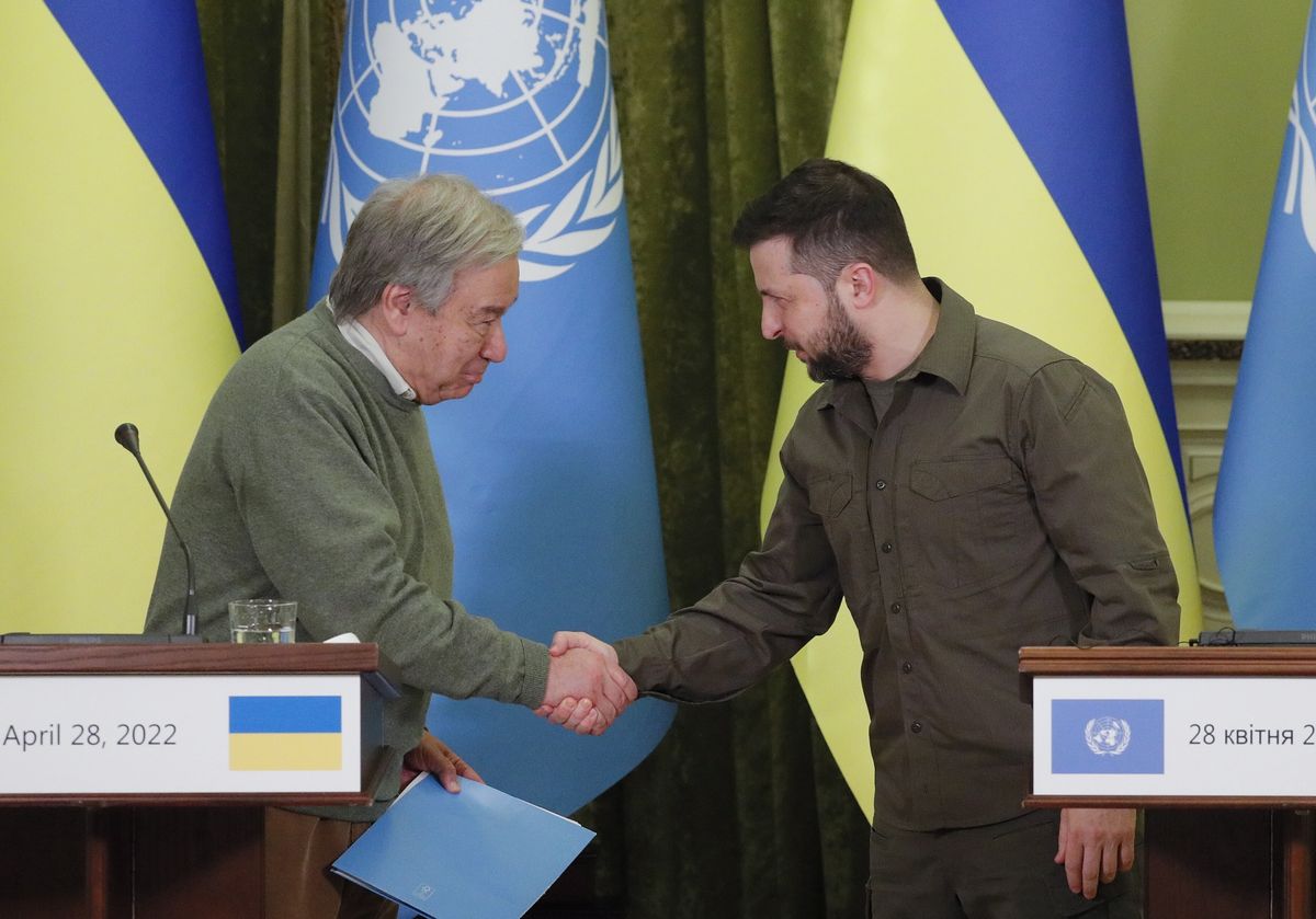 Ukrainian President Volodymyr Zelensky (R) and UN Secretary-General Antonio Guterres (L) shake hands during their joint press conference in Kyiv (Kiev), Ukraine, 28 April 2022. The UN Secretary-General is on a working visit in Ukraine after his visit to Moscow on 26 April 2022. EPA/SERGEY DOLZHENKO Dostawca: PAP/EPA.