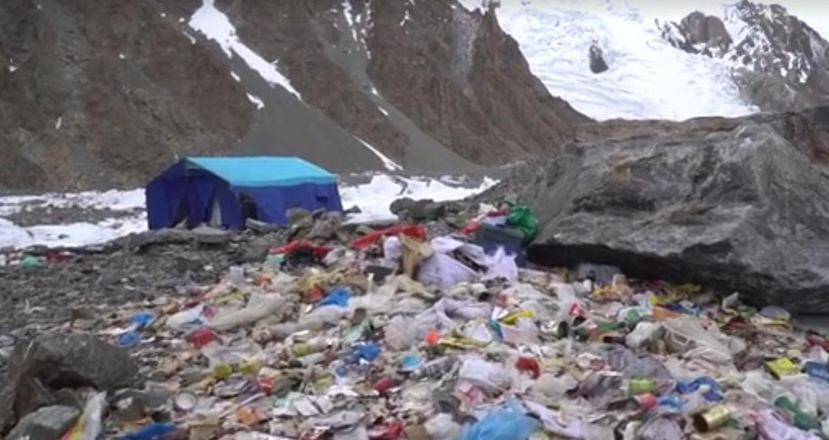 Śmieci przy namiocie pozostawione na K2. Obozowali tam Polacy