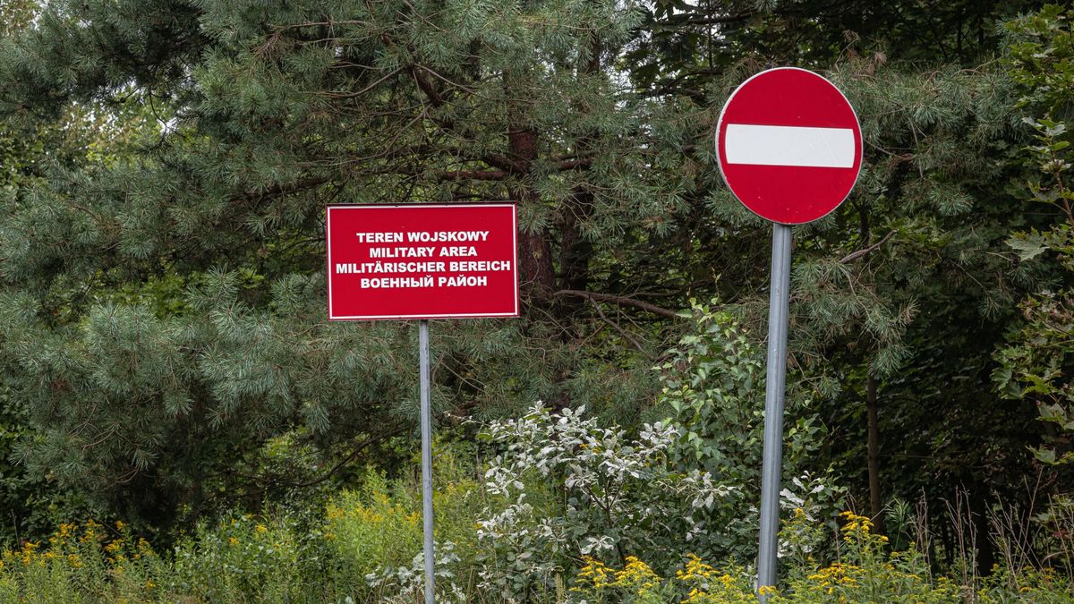 Reporter archiwum 2023 08
18.08.2021 Morag, woj. warminsko-mazurskie Znaki zakazu wstepu przy garnizonowym poligonie wojskowym w Moragufot. Eryk Stawinski/REPORTER
Eryk Stawinski/REPORTER