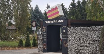 Wrocław: Złodzieje zniszczyli i okradli automat z deserami