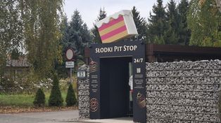 Wrocław: Złodzieje zniszczyli i okradli automat z deserami
