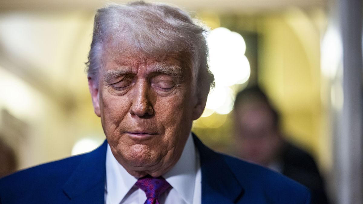 US President Donald Trump speaks to the media as he arrives at the US Capitol to speak with Republican Speaker of the House Mike Johnson, along with other House Republicans, about his 'big beautiful bill' in Washington, DC, USA, 20 May 2025. Trump is hoping to unify Republican lawmakers to get behind the bill, which would extend his tax cuts from 2017. EPA/JIM LO SCALZO Dostawca: PAP/EPA.