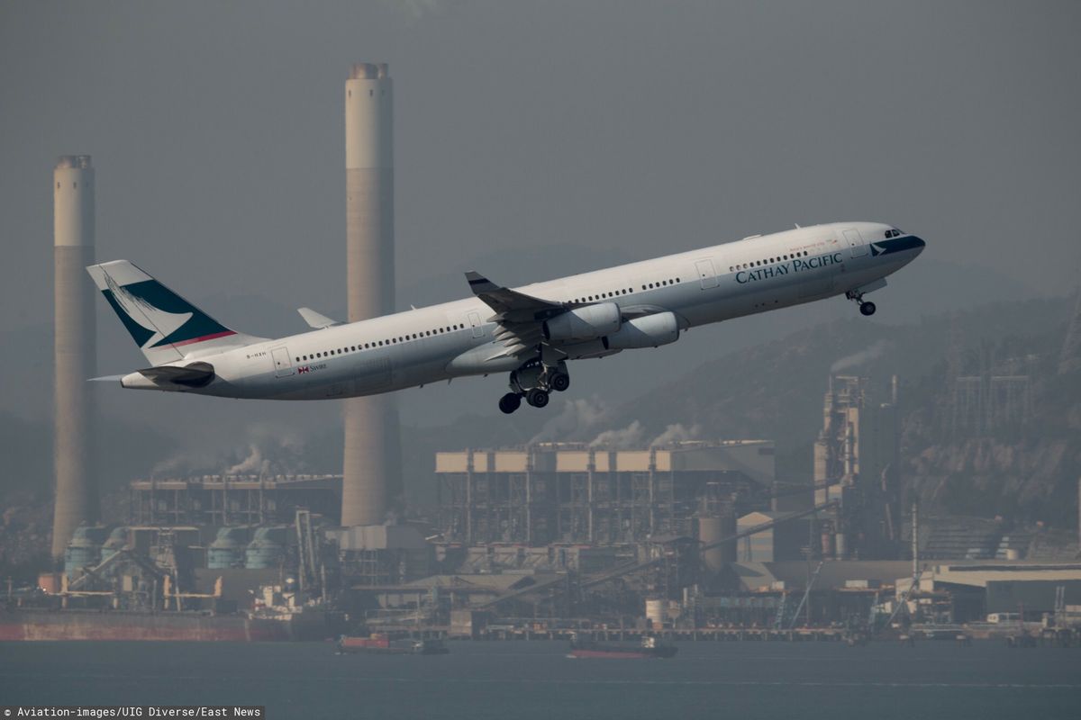 Samolot linii Cathay Pacific podczas startu na lotnisku w Hongkongu. 