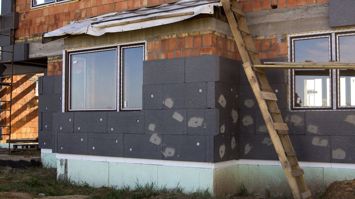 Premier Morawiecki apeluje o ocieplanie domów. Sęk w tym, że ceny materiałów budowlanych bardzo podrożały i wciąż drożeją