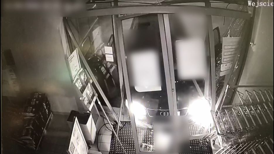 52-latek wjechał w drzwi wejściowe sklepu