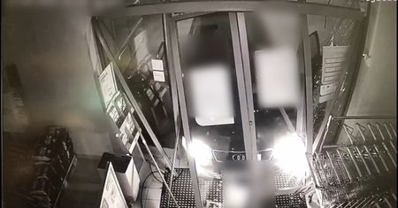 Wjechał do sklepu autem i ukradł alkohol. "Zakupy" w środku nocy